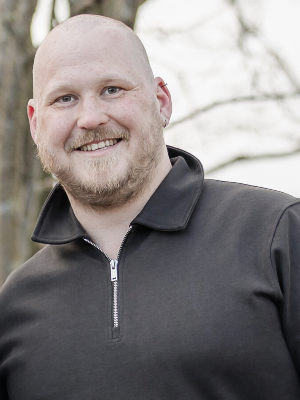 Vrolijke man in winterse omgeving